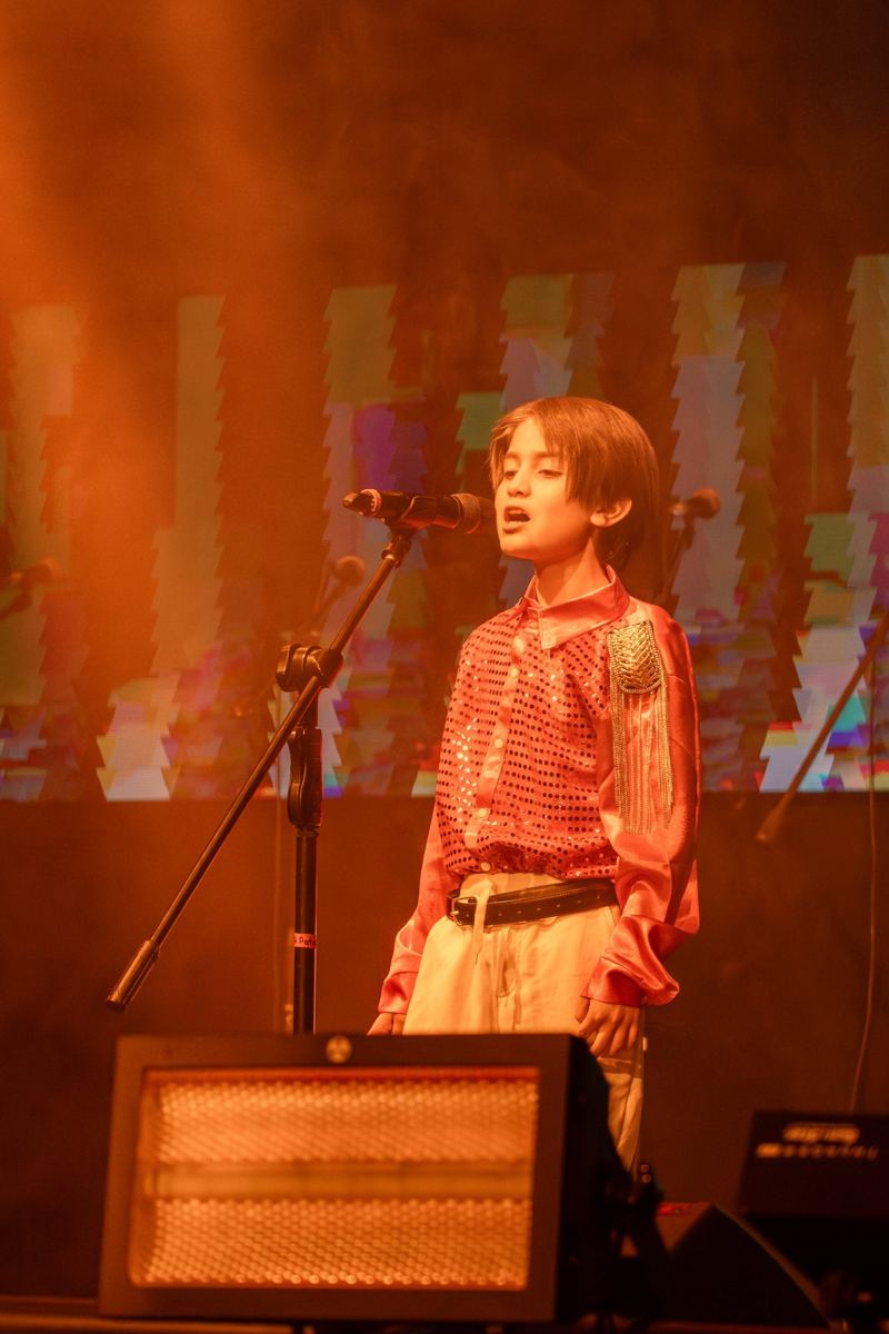 Alumno niño interpretando un solo en el escenario