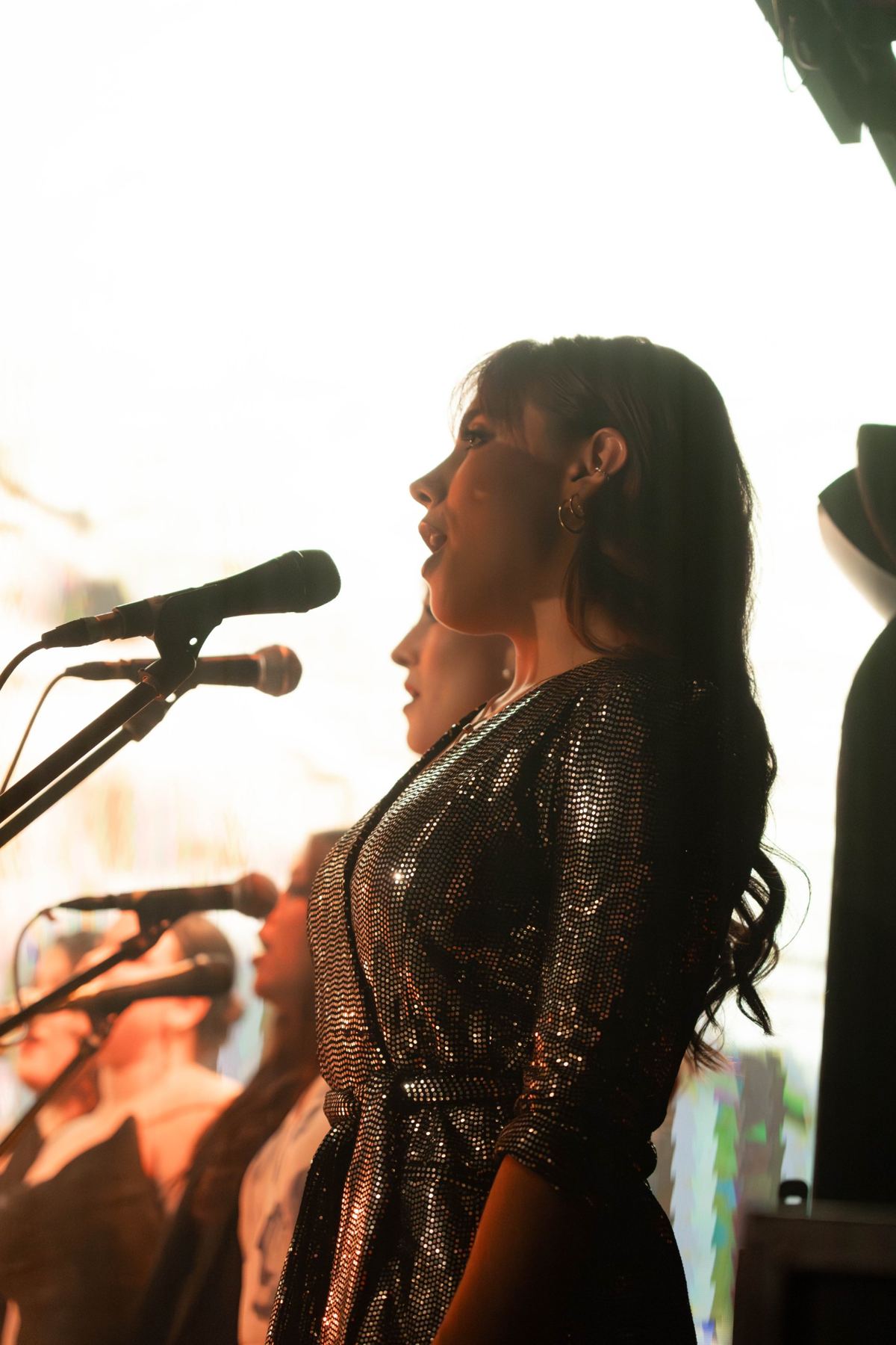 Alumna cantando en el escenario durante el concierto anual de The Art Studio