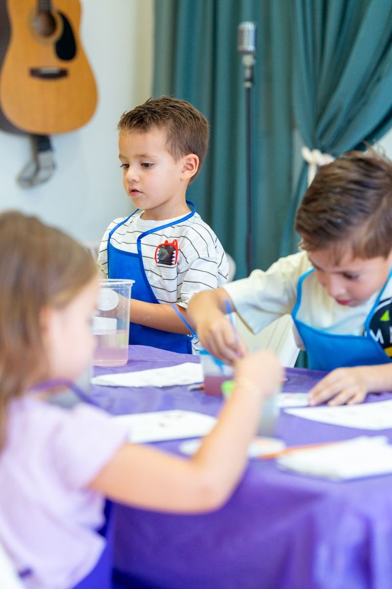 Niños pintando con mandil en el estudio