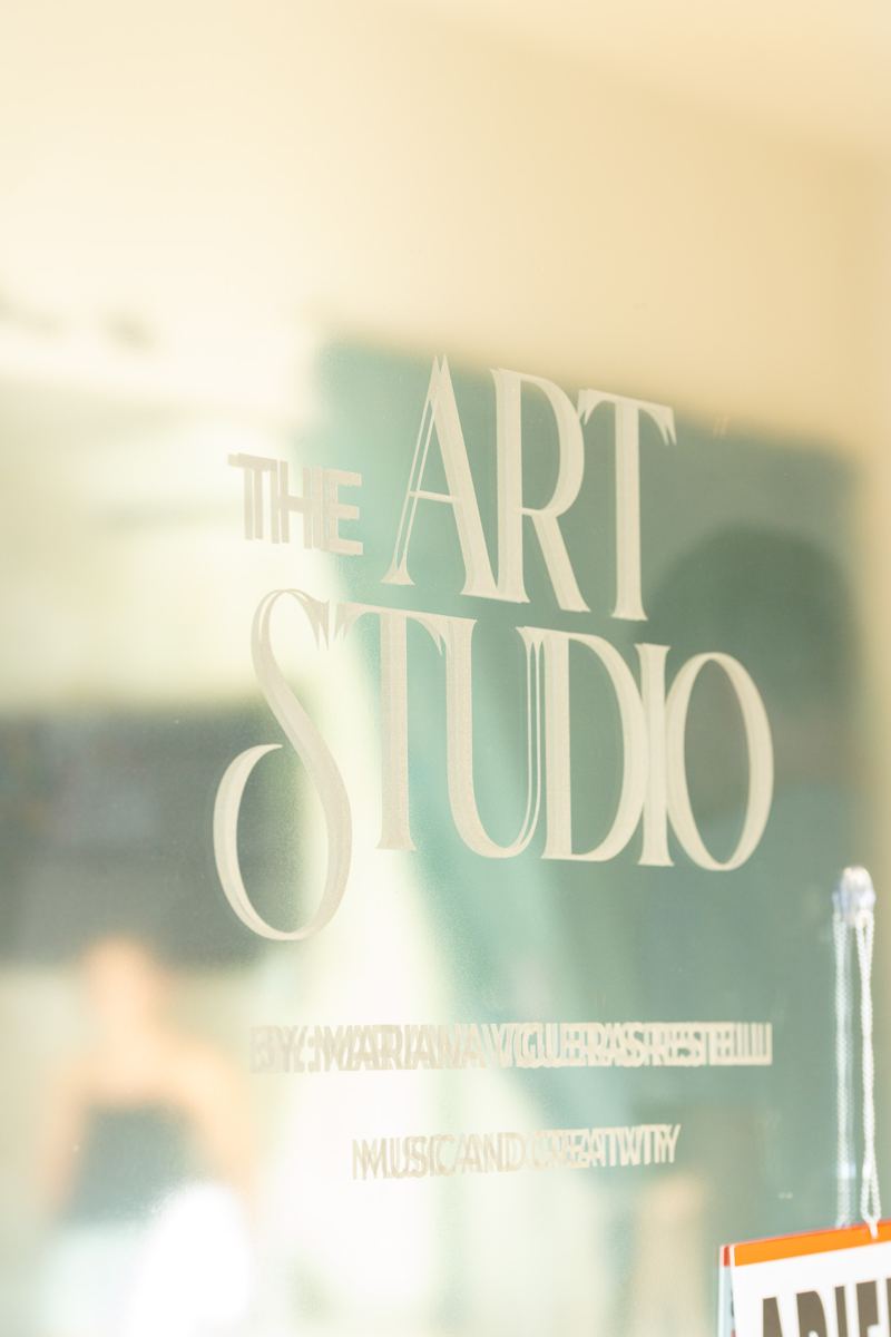 Logo de The Art Studio grabado en la puerta de cristal del estudio